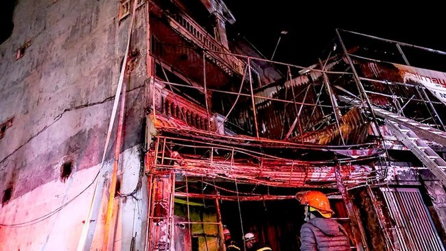 Pria di Vietnam Bakar Tempat Karaoke