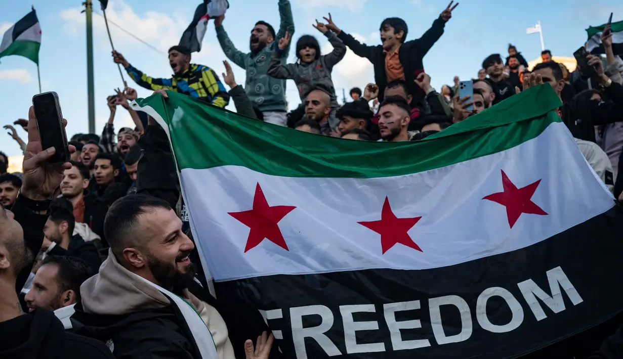 Warga Suriah Rayakan Tumbangnya Rezim Bashar al-Assad