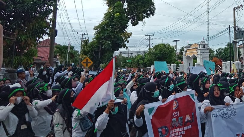 Ribuan Guru Honorer di Aceh Selatan Geruduk Kantor DPRK