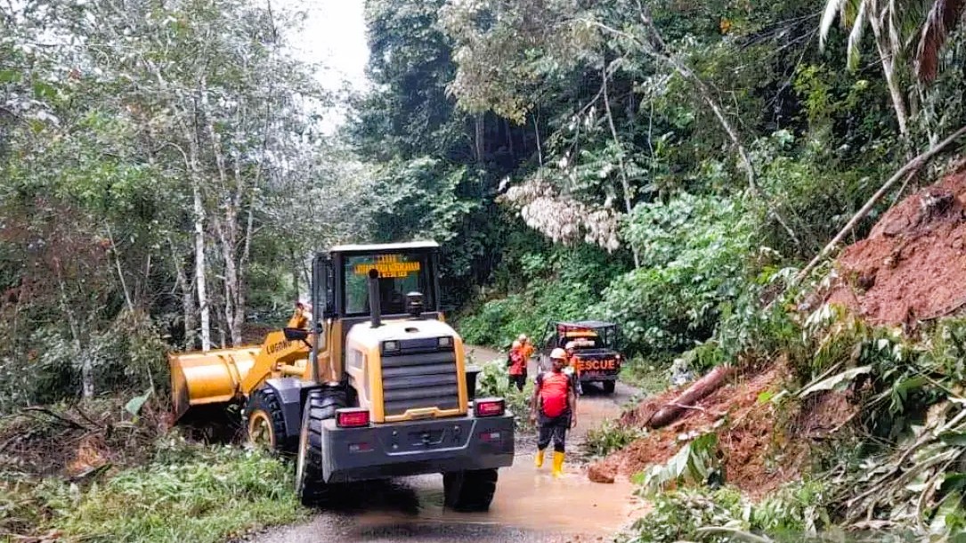 Akses Jalan Antara Desa di Aceh Tamiang Tertimbun Longsor