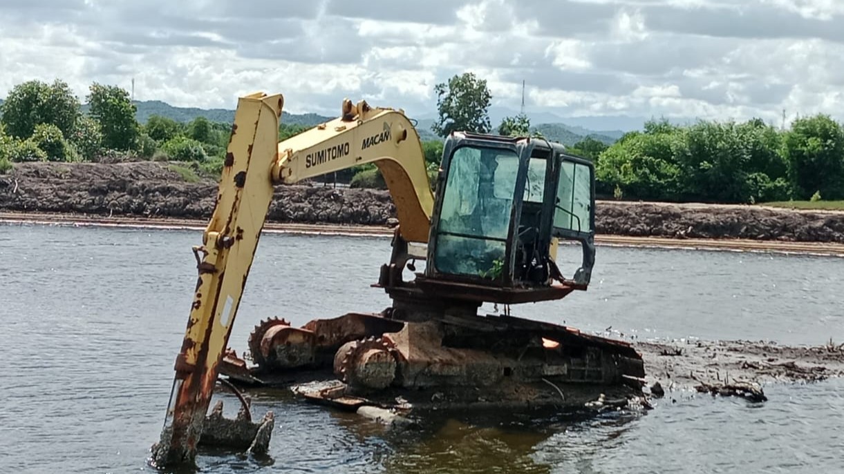 Excavator Terendam Tambak di Aceh Timur,