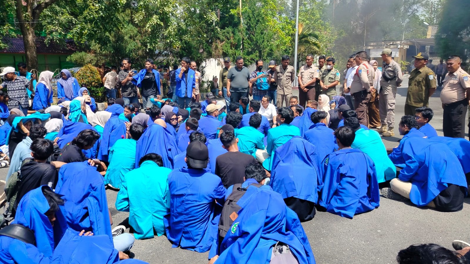 Isi Tuntutan Aksi Demo Mahasiswa di Kantor DPRK Langsa