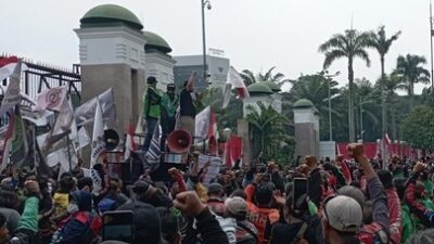 Tuntut THR, Sopir Ojol Demo Besar-Besaran