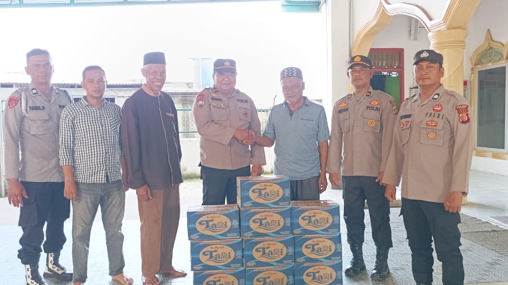 Kegiatan Jumat Sedekah, Polsek Langsa Serahkan Air Mineral Ke Mesjid Taqwa