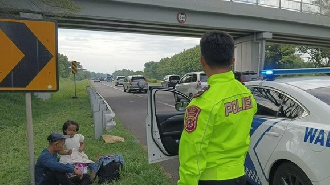 Mudik dari Aceh ke Indramayu, Ayah dan Anak Ditelantarkan di Tol Cipali