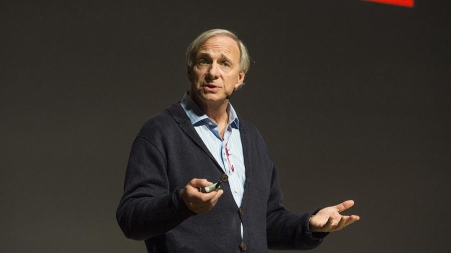Nama Ray Dalio akhir-akhir ini menjadi sorotan publik. Hal ini dikarenakan milarder dan investor kawakan asal Amerika Serikat (AS) itu yang dipanggil Presiden RI Prabowo Subianto untuk bertemu taipan RI ke Istana Merdeka, Jakarta Pusat, dilansir Minggu (9/3). Prabowo lantas memperkenalkan para taipan besar tersebut kepada Ray Dalio yang telah didapuk sebagai Dewan Pengawas Danantara, Sovereign Wealth Fund (SWF) Indonesia yang baru dibentuk. Adapun, para taipan tersebut a.l. Haji Isam, Aguan, Anthony Salim, Boy Thohir, James Riady, Hilmi Panigoro, Franky Oesman Widjaja, Prajogo Pangestu, Tomy Winata, dan Chairul Tanjung.