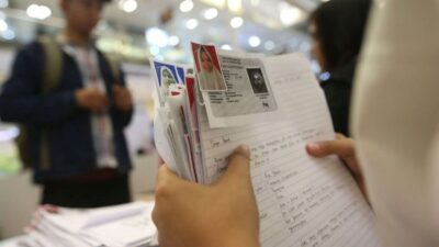 Menteri Ketenagakerjaan (Menaker) Republik Indonesia (RI) Yassierli resmi menghapus syarat usia bagi para pencari kerja.
