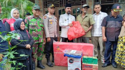 Bupati Atim Salurkan Bantuan Masa Panik Untuk Korban Bencana Alam