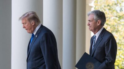 Presiden AS Donald Trump berjalan bersama Jerome Powell yang saat itu calon Ketua Federal Reserve, di Gedung Putih di Washington, AS pada 2 November 2017. (Foto AFP)