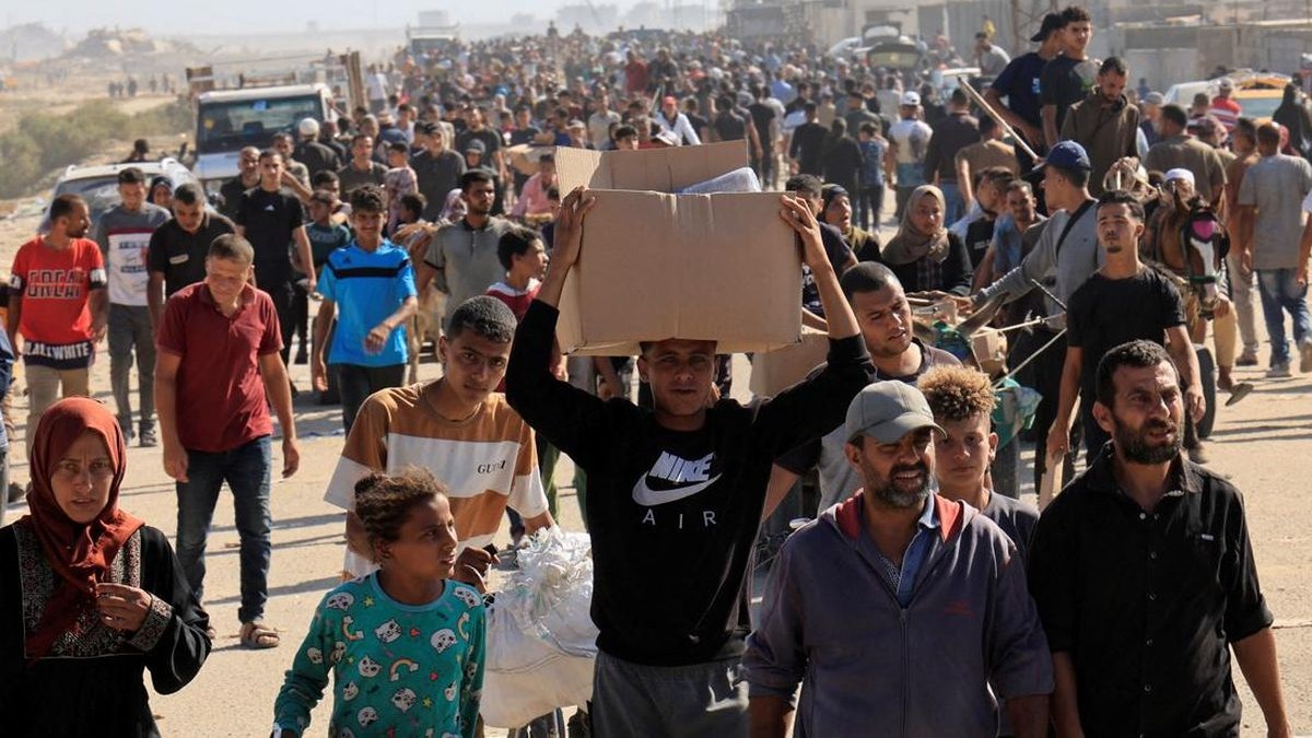 Proses penyaluran bantuan makanan kepada warga Palestina di Jalur Gaza oleh organisasi bantuan kemanusiaan Israel-Amerika Serikat berujung chaos yang menyebabkan Tiga orang tewas dan puluhan lainnya luka-luka.