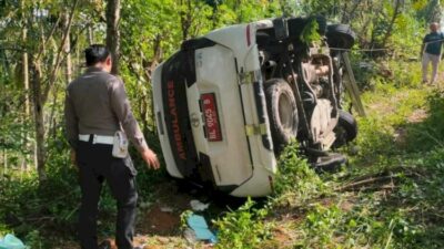 Ambulans Pengantar Pasien Terjun ke Jurang di Jalan