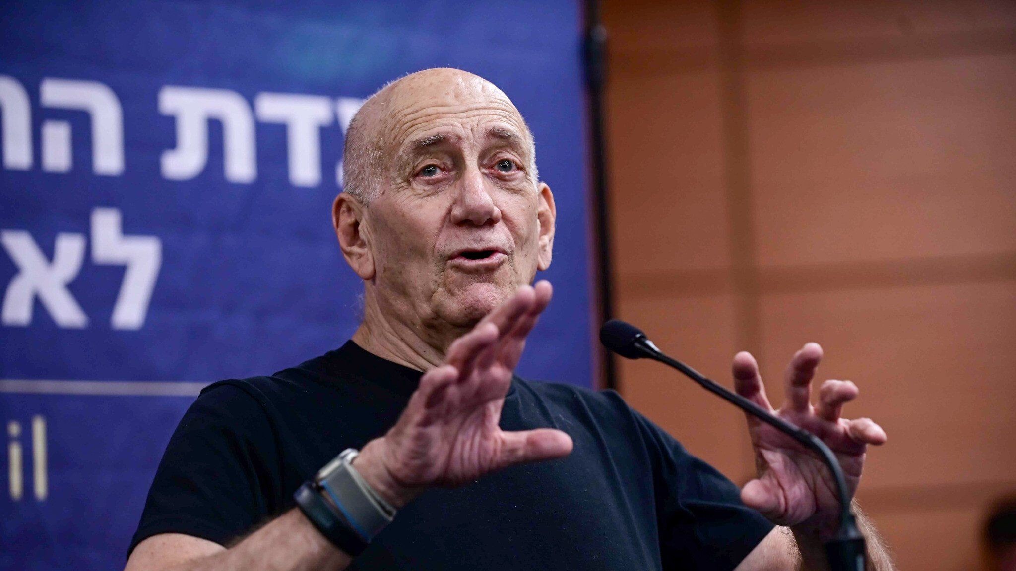 Mantan Perdana Menteri Israel Ehud Olmert sebut Benjamin Nentahyu beserta kabinetnya sebagai penjahat perang.