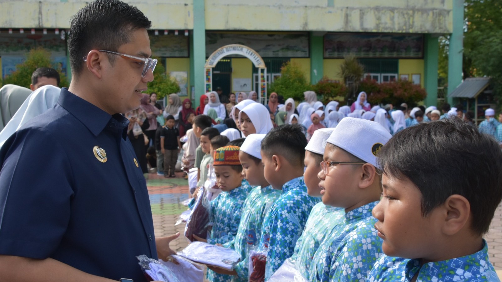 Belum Dua Bulan Menjabat, Walkot Jeffry Tunaikan Janji: Ribuan Seragam Dibagikan