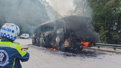 Diduga Korsleting, Bus Pariwisata Terbakar di Jalur Medan-Berastagi