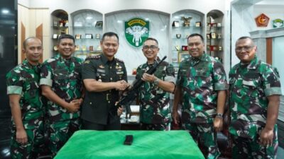 Masyarakat Aceh Serahkan Senjata Api Sisa Konflik kepada TNI
