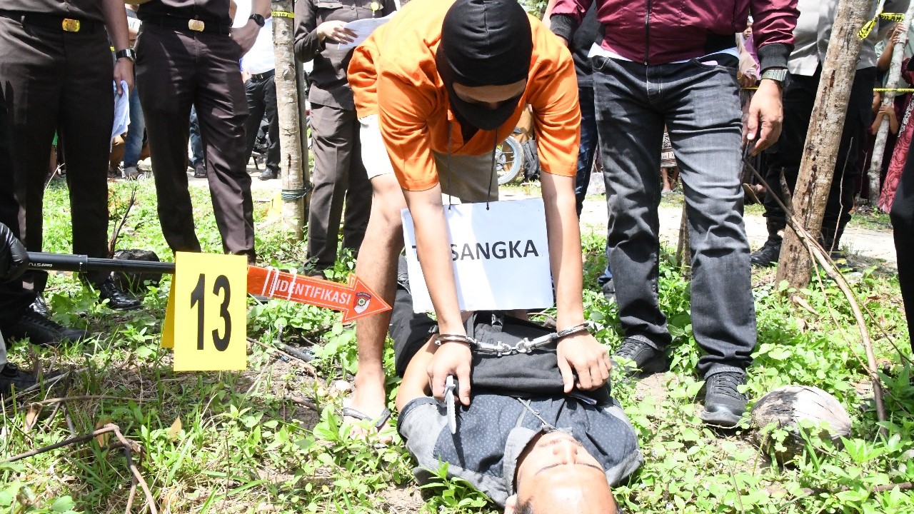 Motif Judi Online di Balik Pembunuhan Kurir Paket, Polres Aceh Timur Ungkap 20 Adegan Rekonstruksi
