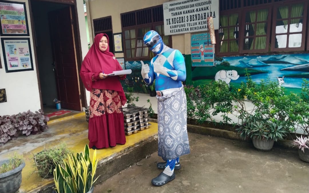 Antar MBG, Pria di Aceh Tamiang Kenakan Kostum Power Rangers