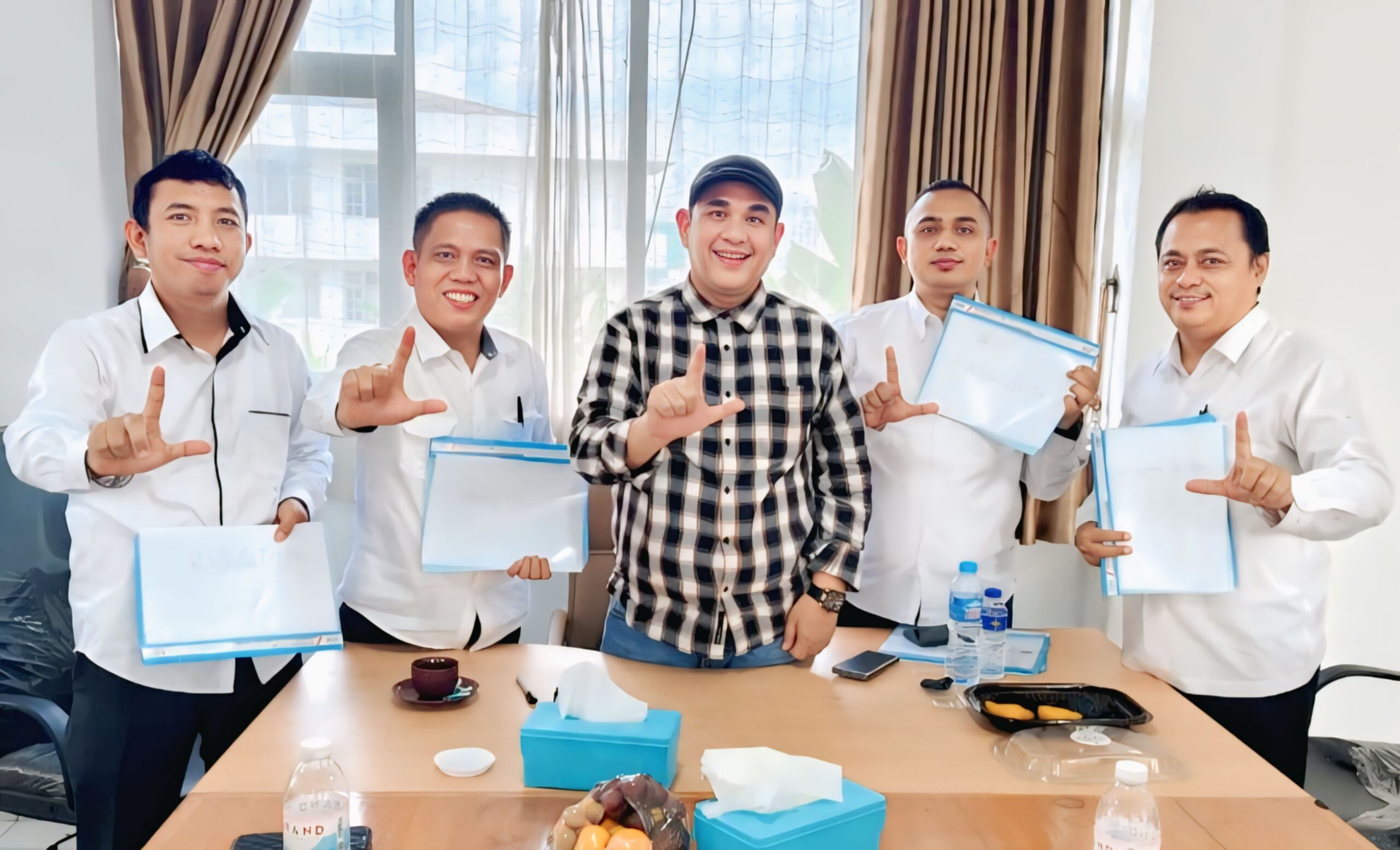 Ketua dan Bendahara PWI Lampung Timur Raih Predikat Wartawan Utama