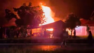 Tiga rumah warga di Desa Pulo Sarok, Kecamatan Singkil, Aceh Singkil, hangus terbakar dalam peristiwa kebakaran yang terjadi pada Minggu (16112025) sekitar pukul 21.00 WIB.