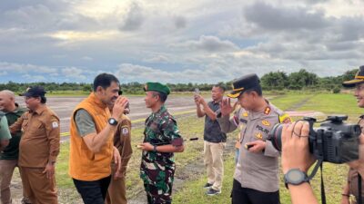 Gubernur Aceh Muzakir Manaf tiba di Bandara Syekh Hamzah Fansyuri, Aceh Singkil, disambut Kapolres Aceh Singkil dan unsur Forkopimda. (dok/Kabar Rakyat)