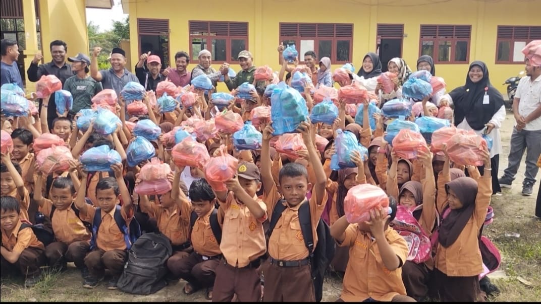 Telihat Wajah anak-anak sekolah SD. Negeri Suka Damai begitu riang dan gembira saat menerima batuan paket makanan ringan dari Komite Peralihan Aceh (KPA) dan Partai Aceh (PA) Aceh Singkil.(Kabar Rakyat/Rostani).