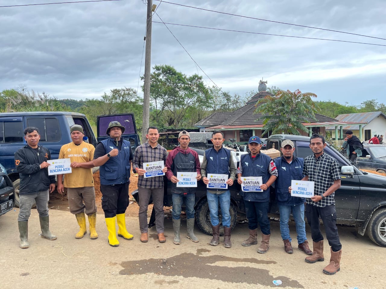 PT Medco E&P Malaka menyalurkan bantuan logistik kepada warga Desa Lokop Sabun pada Sabtu (20/12/2025). Foto Ist