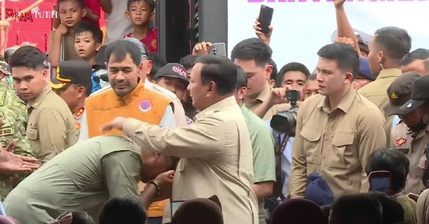 Bupati Aceh Tamiang Terekam Cium Tangan Presiden Prabowo saat Tinjau Pascabanjir