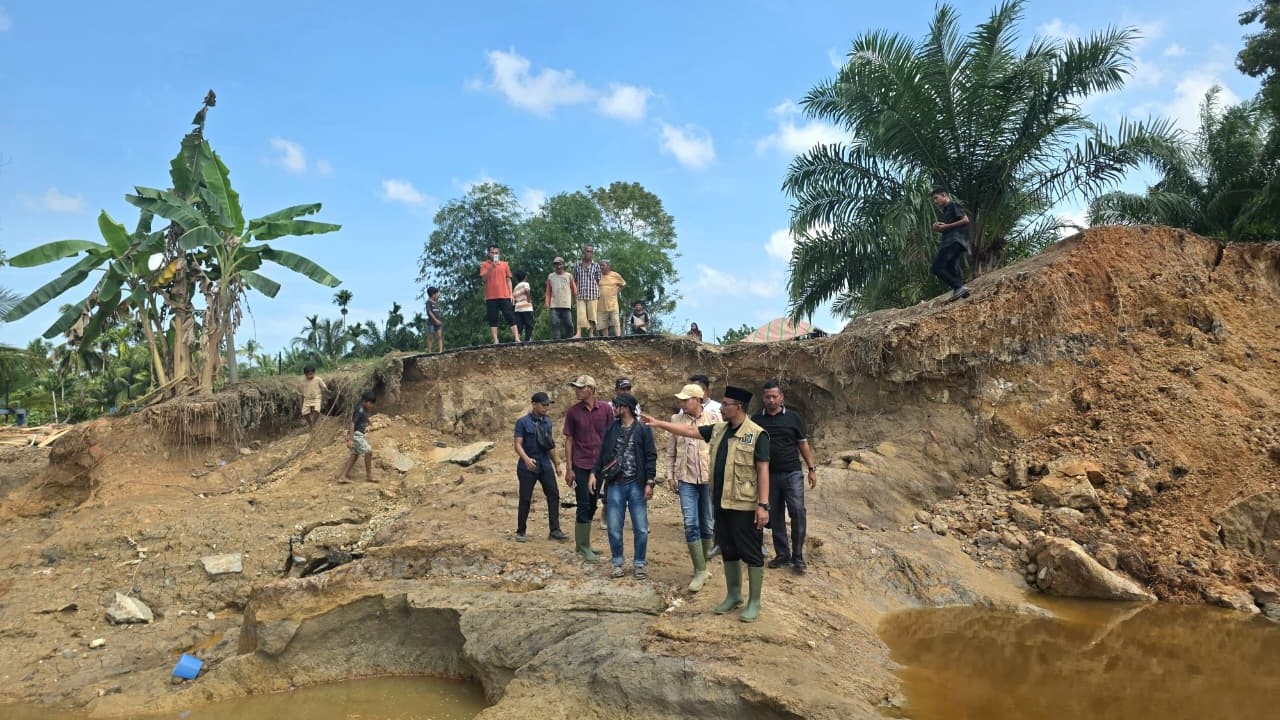 Duka di Bantaran Arakundo, Haji Uma dan Wabup Aceh Timur Tinjau Korban Banjir, Minta Perbaikan Cepat Tanggul Jebol