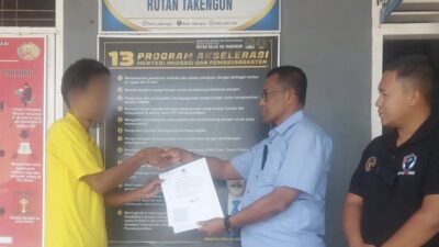 Kepala Rumah Tahanan Negara (Rutan) Kelas IIB Takengon Rusli saat memberikan Remisi Khusus Natal 2025 kepada satu orang narapidana, Rabu (25/12/2025).