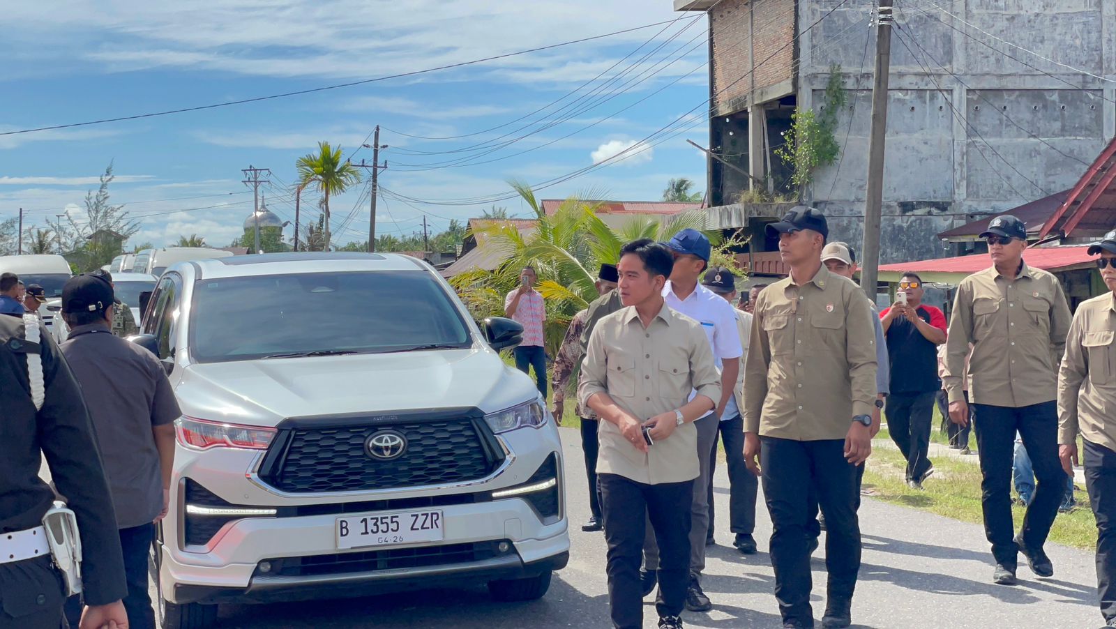 Kapolres Aceh Singkil Dampingi Wapres Gibran Tinjau Lokasi Pasca Banjir dan Salurkan Bantuan untuk Warga