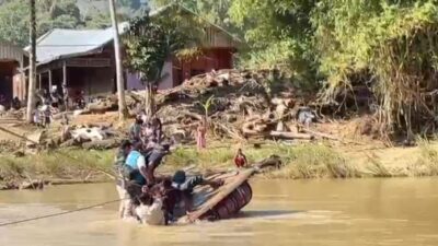 Rakit Darurat Terbalik, Wagub Aceh Tercebur ke Sungai Saat Tinjau Lokasi Banjir