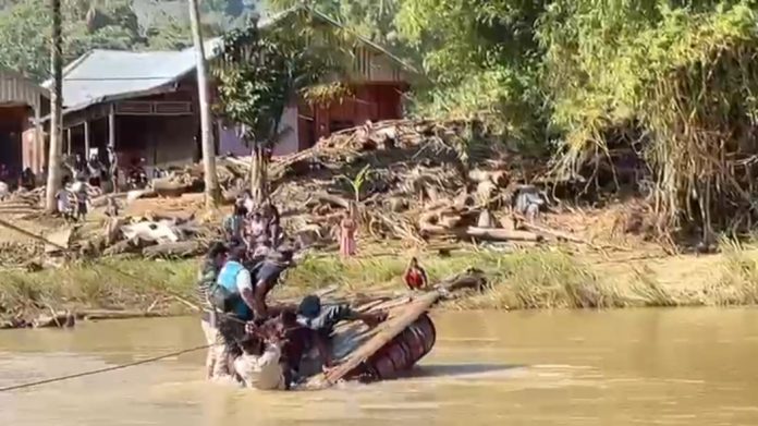 Rakit Darurat Terbalik, Wagub Aceh Tercebur ke Sungai Saat Tinjau Lokasi Banjir