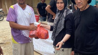 Foto Pengusaha muda asal Kota Langsa, Aceh, Erizal saat menyerahkan bantuan hasil donasi kepada Masyarakat korban banjir bandang di Aceh Tamiang. (Dok Ist)