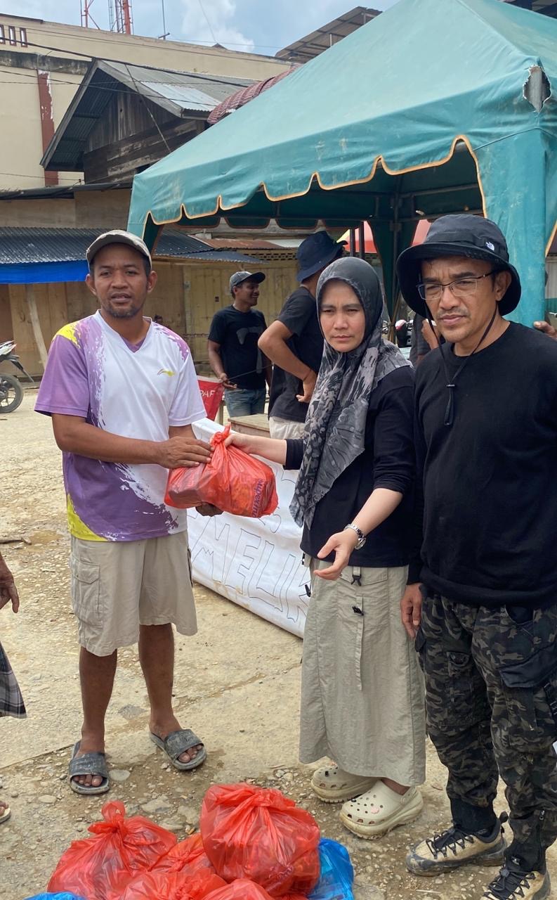 Foto Pengusaha muda asal Kota Langsa, Aceh, Erizal saat menyerahkan bantuan hasil donasi kepada Masyarakat korban banjir bandang di Aceh Tamiang. (Dok Ist)