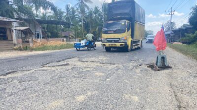 Jalan Lintas Medan–Banda Aceh di Aceh Timur Rusak Parah, Pengendara Keluhkan Banyak Lubang