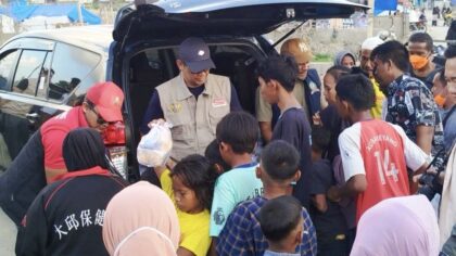 Kepala Bea Cukai Langsa Dwi Harmawanto (tengah) menyerahkan paket makanan siap saji dan sembako kepada warga terdampak banjir di lokasi pengungsian Kampung Dalam, Kecamatan Kota Kuala Simpang, Kabupaten Aceh Tamiang, Sabtu (21/2/2026). Foto Ist
