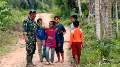 Kebersamaan Satgas TMMD dan Anak-anak Warnai Jalan Desa Jeumpa Sikureng