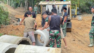 Warga dan Satgas TMMD Pasang Gorong-gorong di Jeumpa Sikureung