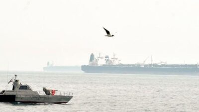 1.900 Kapal Dilaporkan Masih Tertahan di Selat Hormuz KABAR RAKYAT - Sekitar 1.900 kapal komersial tertahan di kawasan Selat Hormuz, terutama di Teluk Persia, sejak Amerika Serikat (AS) dan Israel menyerang Iran pada 28 Februari 2026. Sejak awal serangan, Teheran secara efektif menutup jalur perairan strategis tersebut bagi kapal-kapal yang terkait dengan negara penyerang, sehingga lalu lintas maritim di selat itu terhenti. Kapal-kapal di kawasan yang bersiap melintasi selat tidak dapat melanjutkan perjalanan akibat ketegangan militer, dengan sebagian besar kapal yang tertahan menjatuhkan jangkar di perairan terbuka. Teheran menyatakan kapal dari negara selain AS dan Israel tetap dapat melintasi Selat Hormuz selama tidak terlibat atau mendukung agresi terhadap Iran serta mematuhi sepenuhnya aturan keselamatan dan keamanan. Dilansir ANTARA dari Anadolu, juru bicara komando terpadu angkatan bersenjata Iran, Markas Pusat Khatam al-Anbiya, Ebrahim Zolfaqari, Rabu (25/3), mengatakan pihak Iran telah mengubah aturan di selat tersebut dan situasi tidak akan kembali seperti sebelum perang, seraya menegaskan entitas yang terkait dengan AS dan Israel tidak memiliki hak untuk melintas. Berdasarkan data pelacak kapalreal-time MarineTrafficpada periode 20 hingga 22 Maret, sekitar 1.900 kapal tidak dapat bergerak di sekitar Selat Hormuz. Di antara kapal yang tertahan terdapat sekitar 324 kapal curah, 315 kapal pengangkut minyak atau produk kimia, 267 kapal pengangkut produk minyak, dan 211 kapal tanker minyak mentah. Sekitar 190 juta barel minyak mentah dan produk minyak berada di atas kapal tanker yang tertahan di kawasan tersebut, kata perusahaan analisis Vortexa. Selain itu, terdapat 177 kapal kargo umum, 174 kapal kontainer, 98 kapal pengangkut gas petroleum cair, 42 kapal pengangkut aspal atau bitumen, 37 kapal angkut berat, serta 34 kapal tanker LPG atau kimia di kawasan tersebut, sementara sisanya terdiri dari berbagai jenis kapal lain seperti kapal Ro-Ro, kapal pengangkut bahan bakar, dan kapal angkut berat. Perusahaan pelayaran Jerman Hapag-Lloyd melaporkan enam kapalnya tidak dapat beroperasi di Teluk Persia di tengah ketegangan yang berlangsung. Tarif angkutan melonjak, rute alternatif terbatas Direktur analisis maritimBaltic and International Maritime Council, Filipe Gouveia, mengatakan kepada Anadolu dampak penghentian lalu lintas maritim terhadap pasar pelayaran dan tarif angkutan akan bergantung pada berbagai faktor. Ia menyebut perkembangan harga bahan bakar, lamanya penutupan selat, serta jumlah kapal yang diizinkan Iran untuk melintas akan menjadi faktor penentu, sementara ketegangan di kawasan turut mendorong kenaikan tarif angkutan. Kenaikan tersebut terutama terlihat pada pasar kapal tanker, termasuk tanker minyak mentah dan produk minyak. Ia mengatakan sejak 27 Februari, Baltic Dirty Tanker Index meningkat 49 persen dan Baltic Clean Tanker Index naik 78 persen hingga 20 Maret, dengan tarif angkutan di pasar kontainer juga mengalami lonjakan. Kenaikan biaya bahan bakar serta pengenaan biaya tambahan darurat oleh perusahaan pelayaran turut berkontribusi terhadap peningkatan tersebut. Ia menambahkan dalam kondisi normal sekitar 30 persen ekspor minyak global melalui jalur laut, 4 persen kargo curah kering, dan 3 persen volume kontainer melintasi Selat Hormuz. Namun, hanya sebagian ekspor dari Teluk Persia yang dapat dialihkan ke sumber alternatif, sementara jalur darat tidak memiliki kapasitas untuk memenuhi kebutuhan volume kargo seperti biasanya. Ia juga menyebutkan sekitar 5,5 persen armada kapal tanker dunia dan 1,5 persen armada kapal kontainer kargo kering saat ini berada di kawasan Teluk Persia.